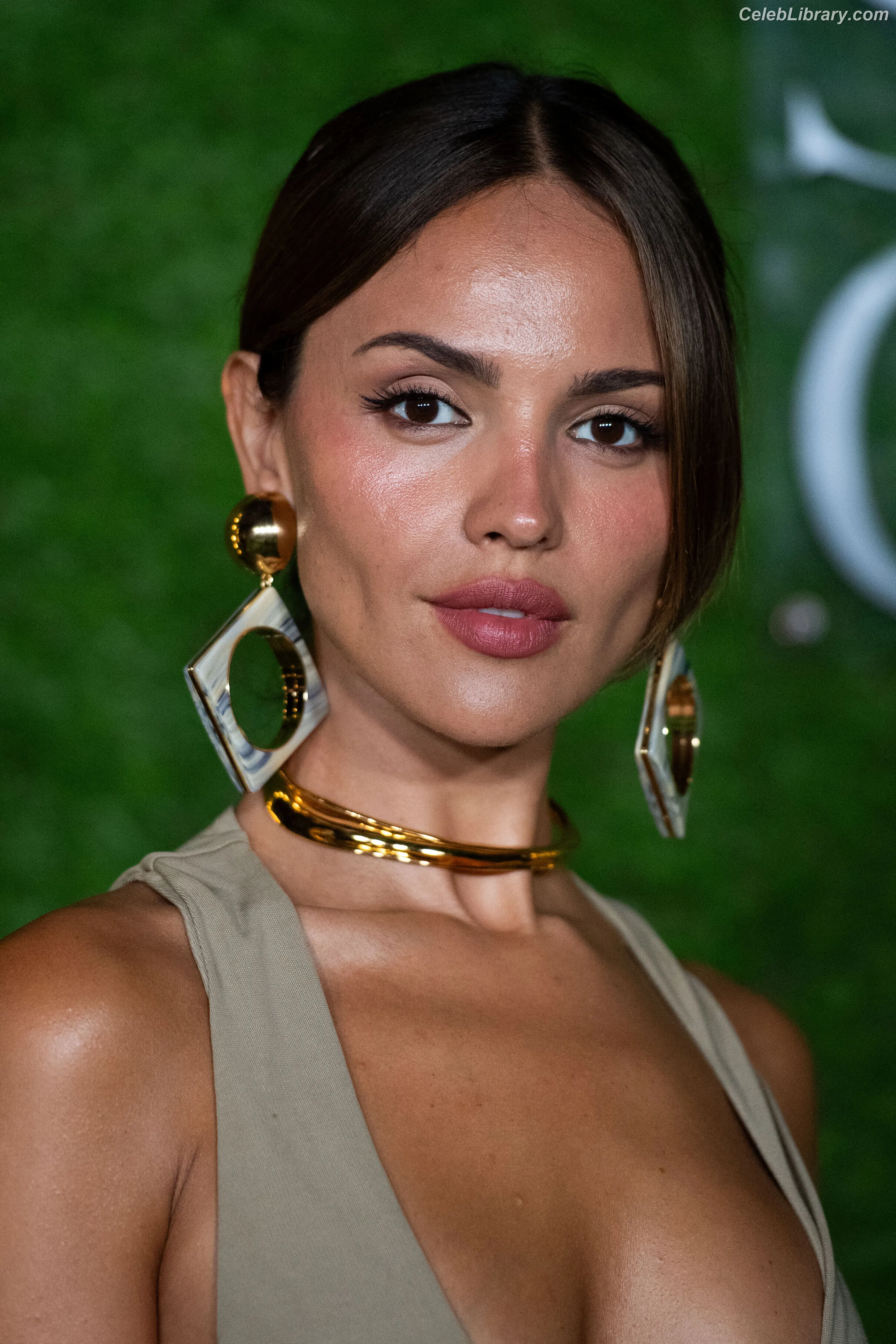 Eiza Gonzalez photo 21 of 1938