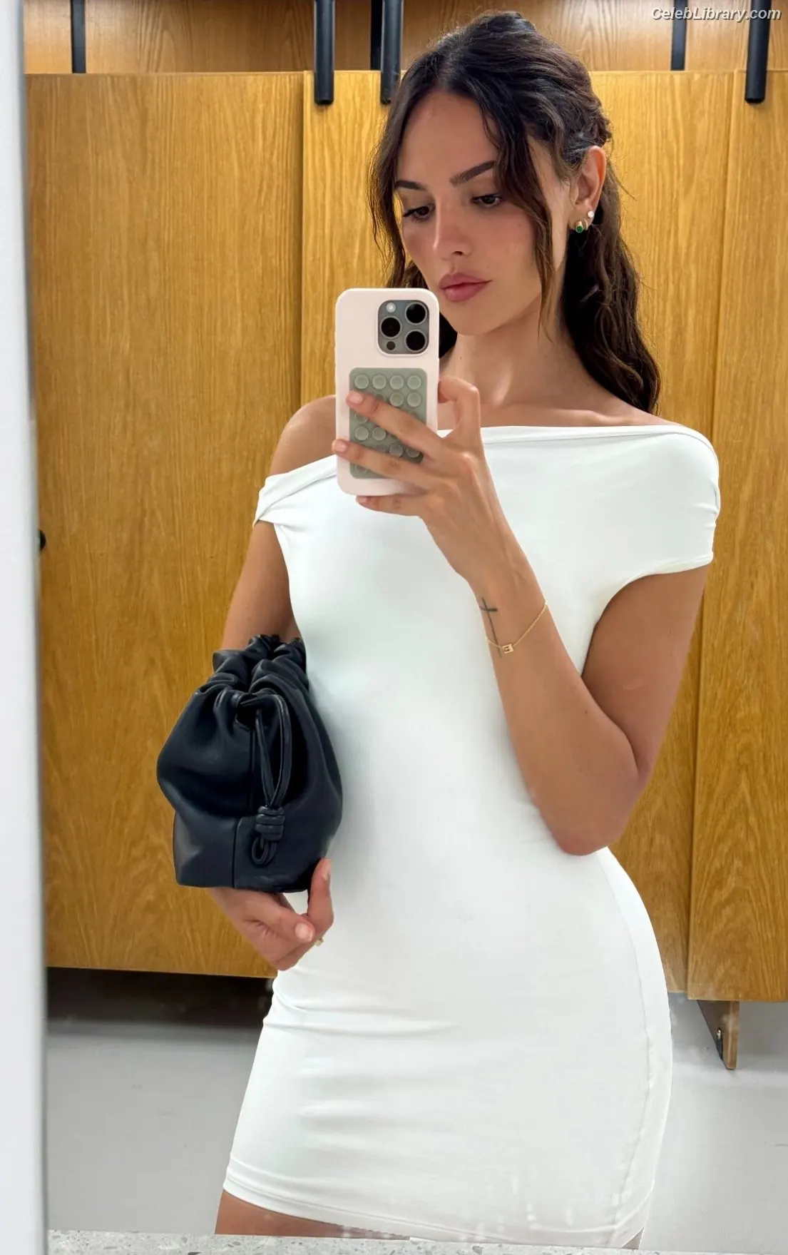 Eiza Gonzalez photo 4 of 1938