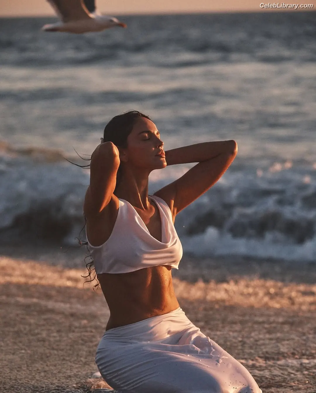 Eiza Gonzalez photo 12 of 1938