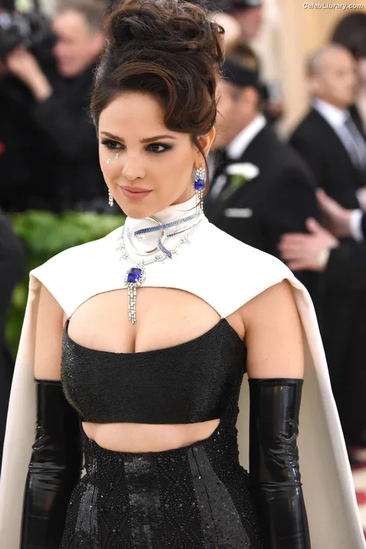 Eiza Gonzalez photo 6 of 1935