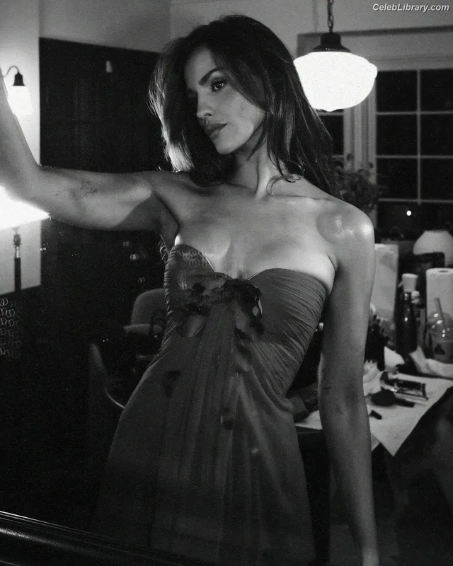 Eiza Gonzalez photo 3 of 1935