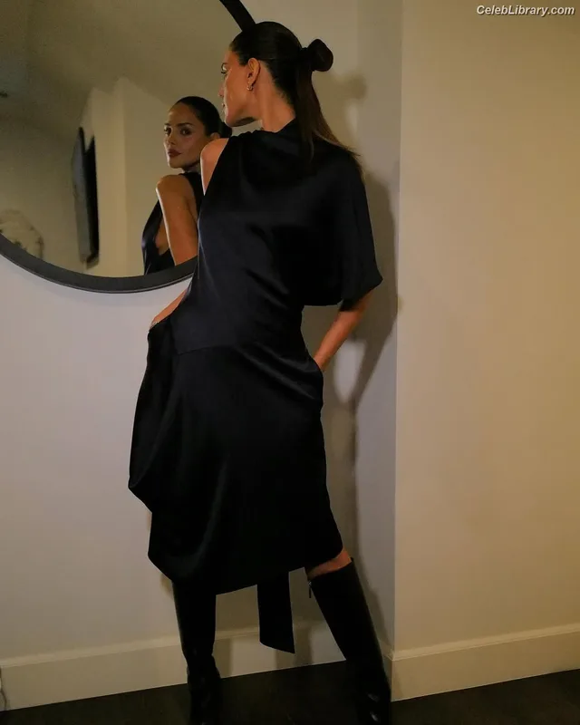 Eiza Gonzalez photo 21 of 1935