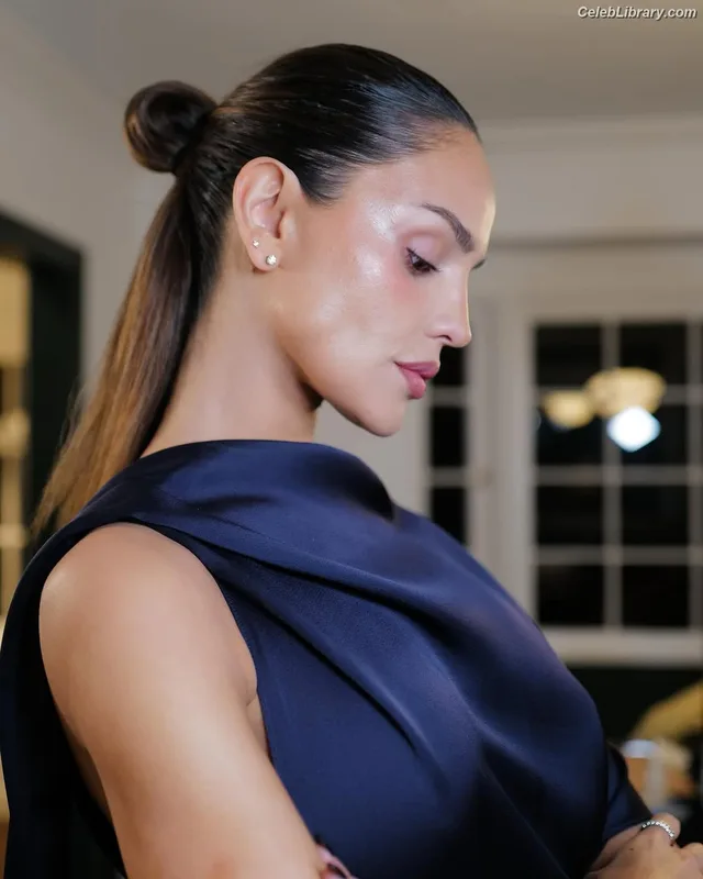 Eiza Gonzalez photo 23 of 1935