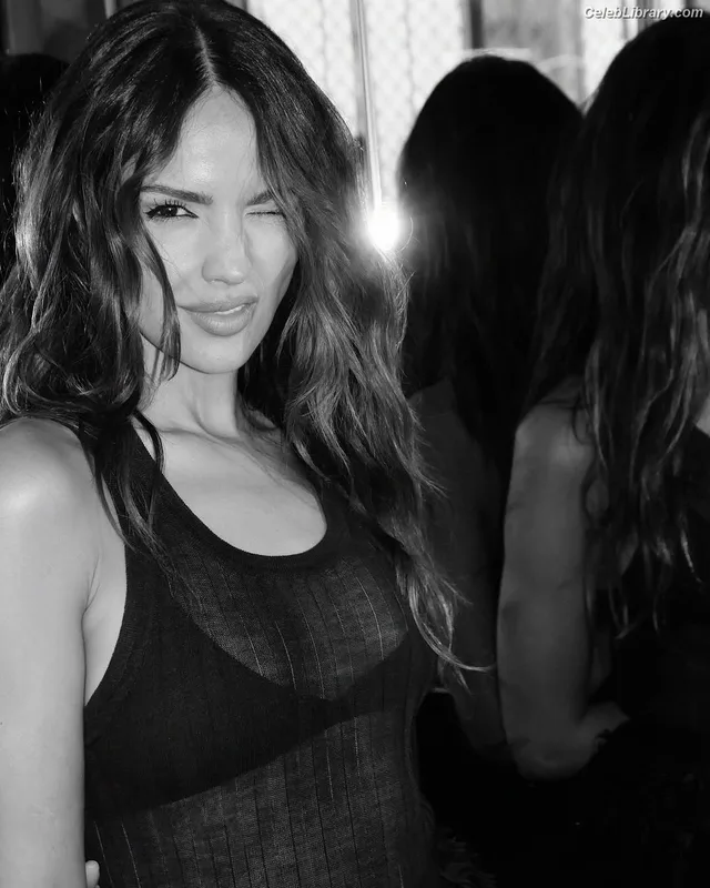 Eiza Gonzalez photo 3 of 1935