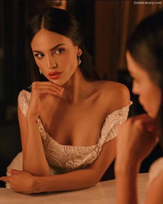 Eiza Gonzalez photo 18 of 1935