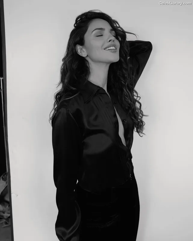 Eiza Gonzalez photo 1 of 1935