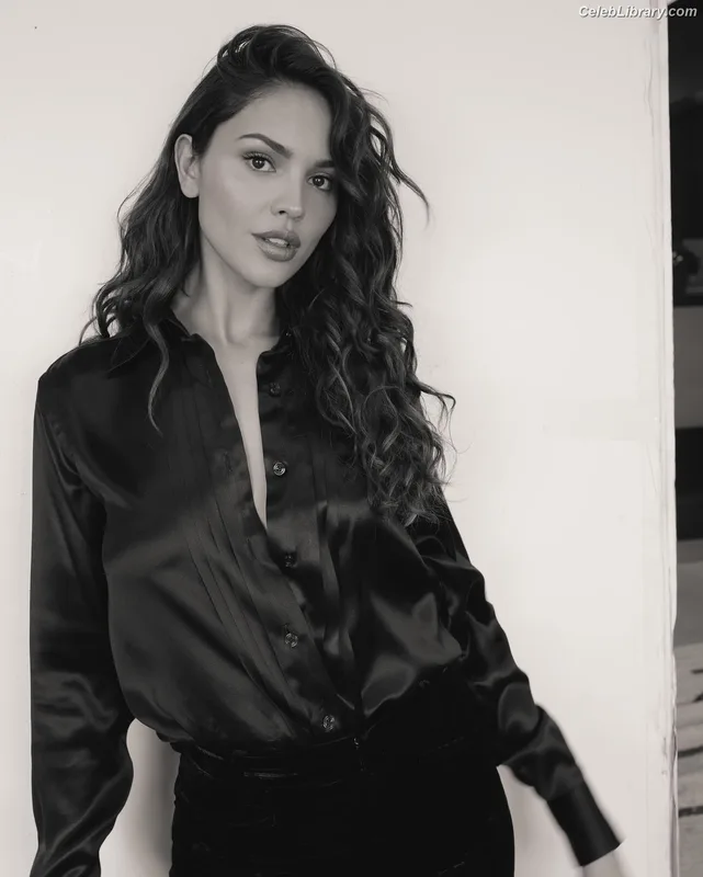 Eiza Gonzalez photo 3 of 1935
