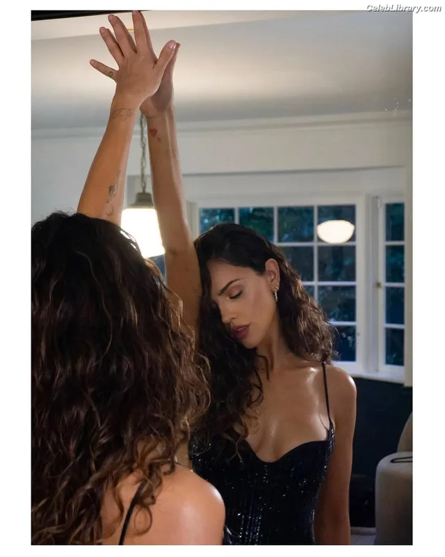 Eiza Gonzalez photo 18 of 1935