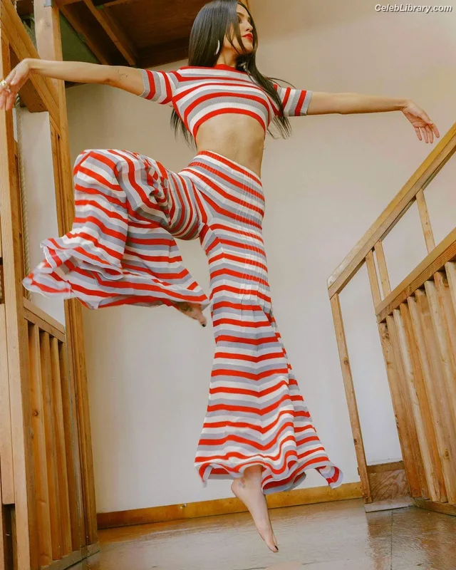 Eiza Gonzalez photo 22 of 1935