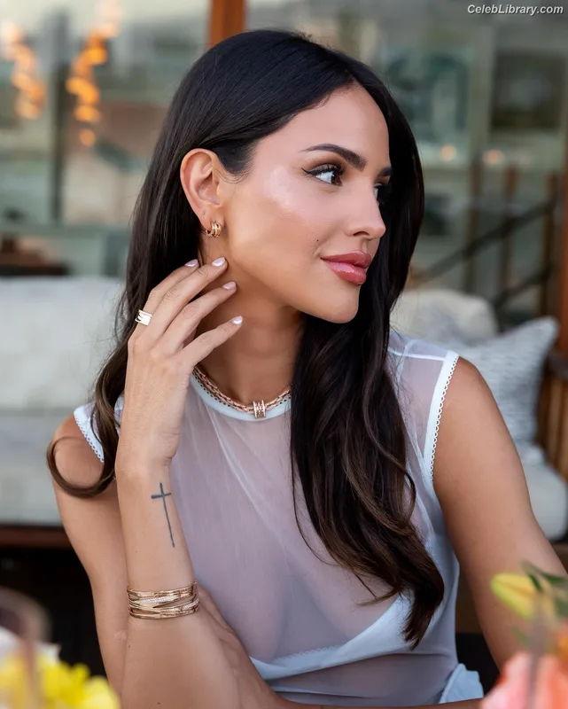 Eiza Gonzalez photo 5 of 1935