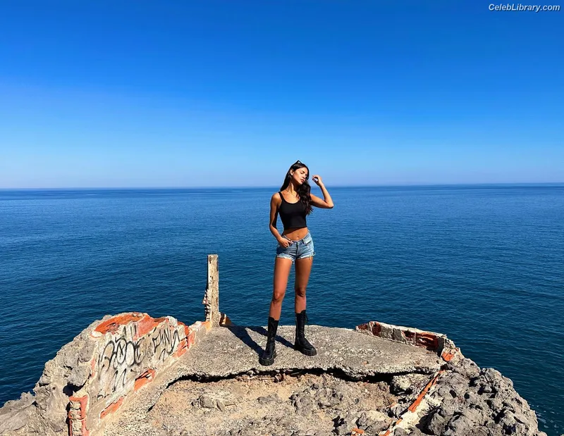 Eiza Gonzalez photo 18 of 1935