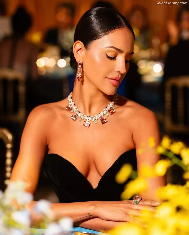 Eiza Gonzalez photo 24 of 1935