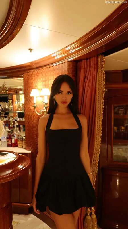 Eiza Gonzalez photo 13 of 1935