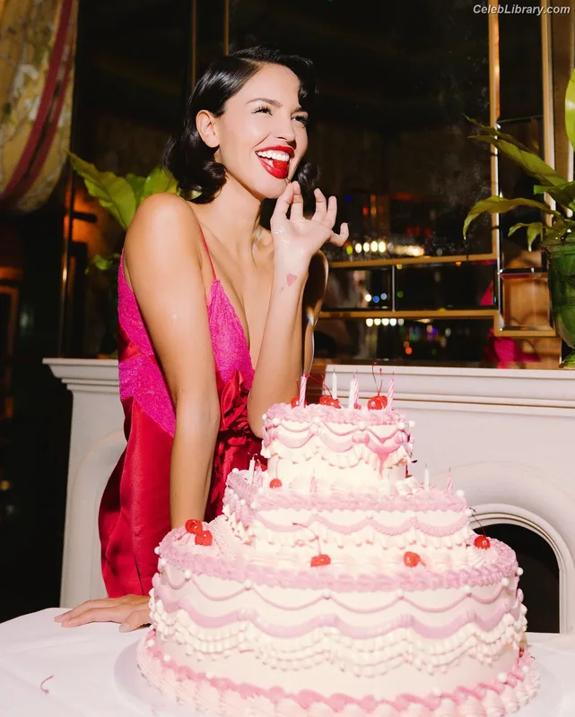 Eiza Gonzalez photo 17 of 1935