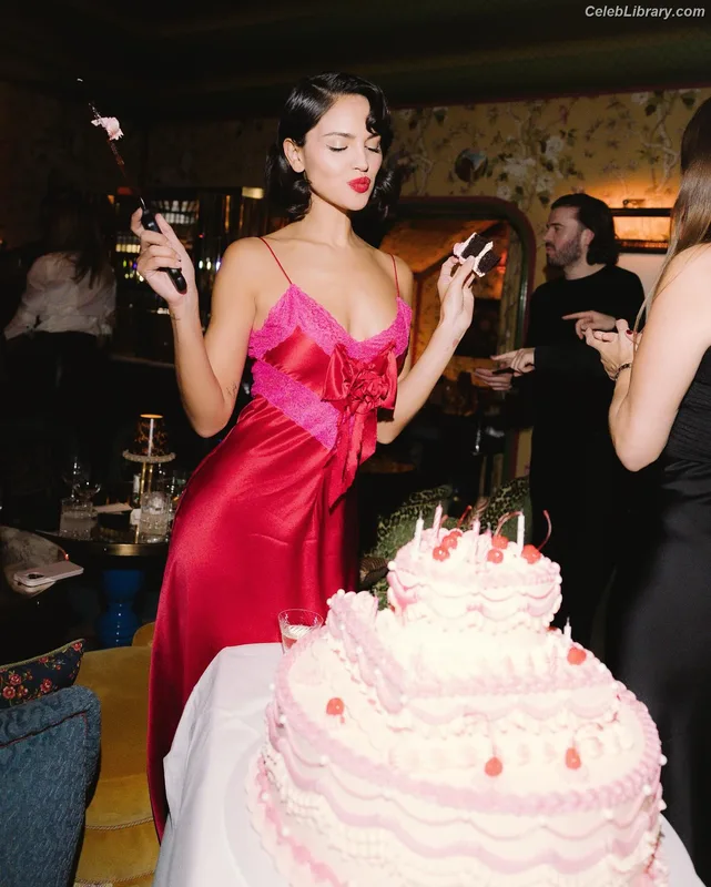 Eiza Gonzalez photo 18 of 1935