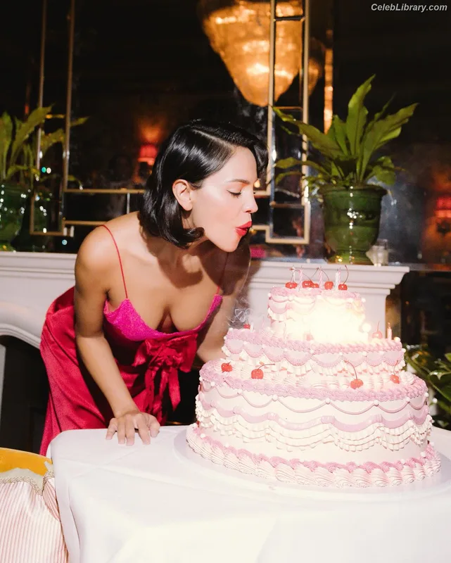 Eiza Gonzalez photo 19 of 1935