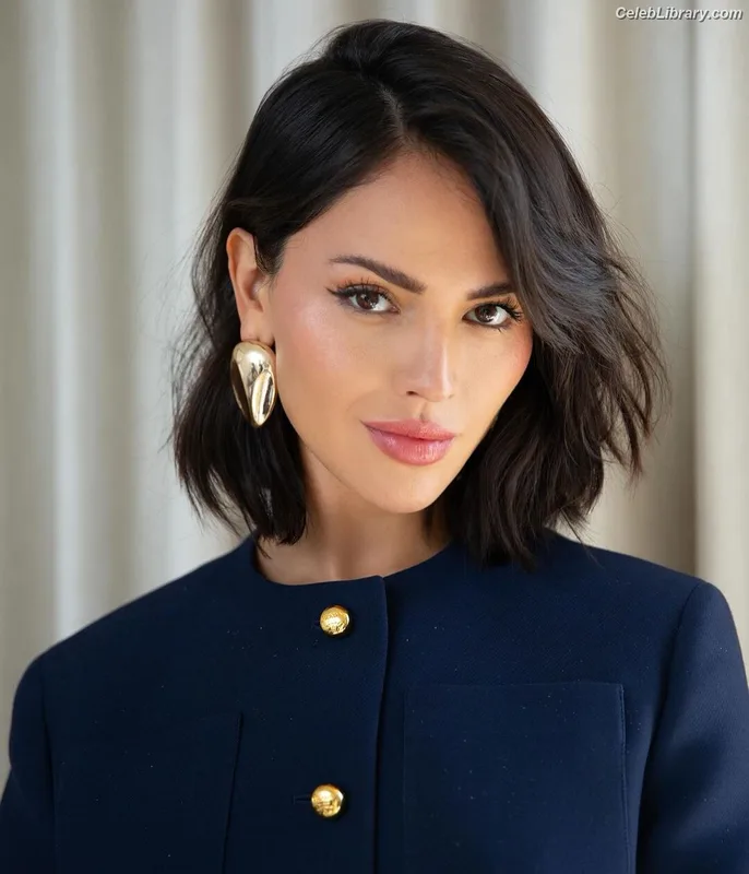 Eiza Gonzalez photo 24 of 1935
