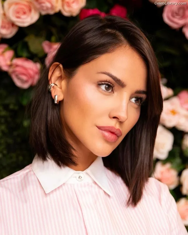Eiza Gonzalez photo 8 of 1935