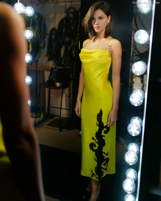 Eiza Gonzalez photo 21 of 1935