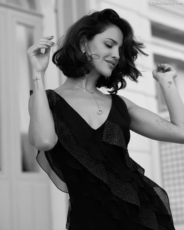 Eiza Gonzalez photo 11 of 1935