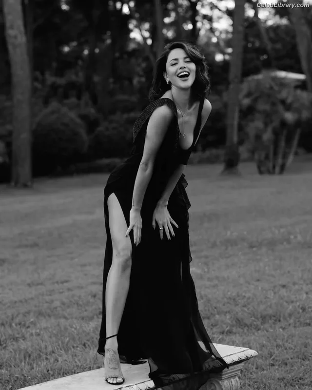 Eiza Gonzalez photo 14 of 1935
