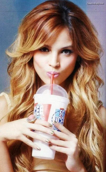 Eiza Gonzalez photo 3 of 1935