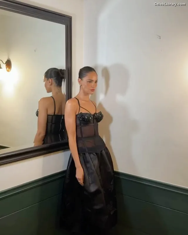 Eiza Gonzalez photo 22 of 1935