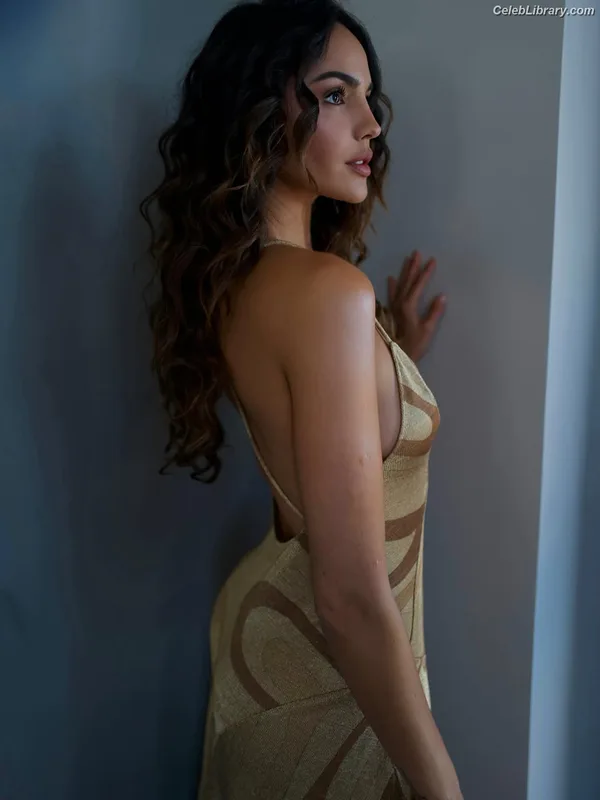 Eiza Gonzalez photo 5 of 1935
