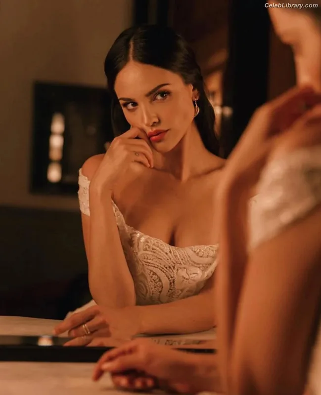 Eiza Gonzalez photo 22 of 1935
