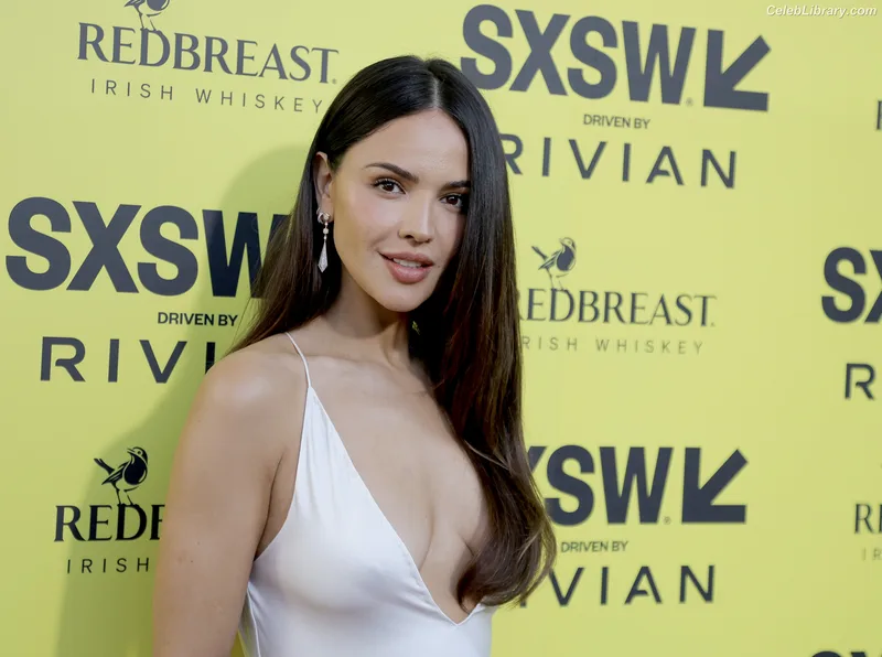 Eiza Gonzalez photo 5 of 1935