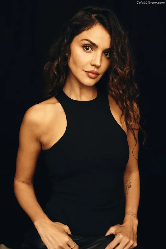 Eiza Gonzalez photo 10 of 1935