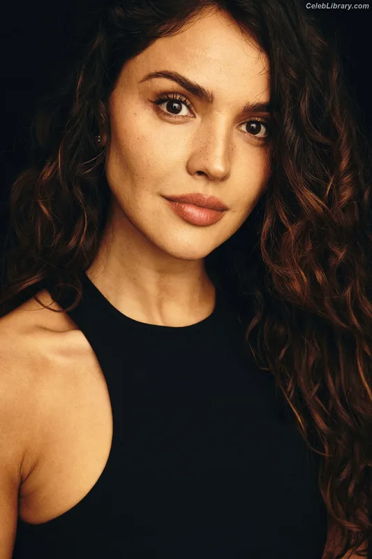 Eiza Gonzalez photo 12 of 1935