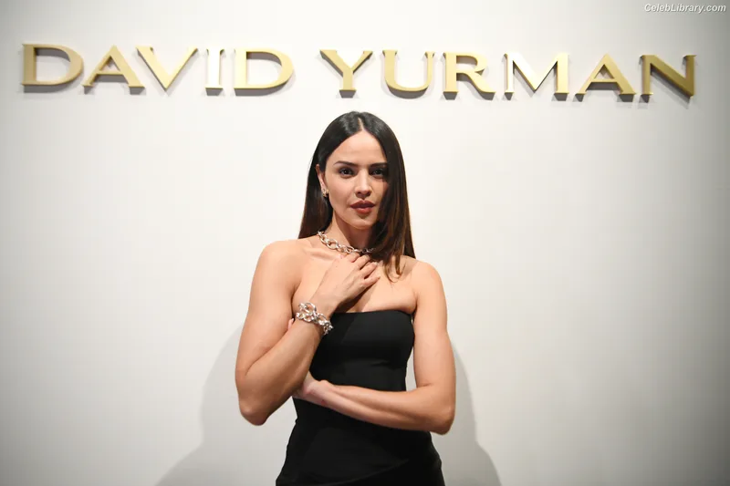 Eiza Gonzalez photo 23 of 1935