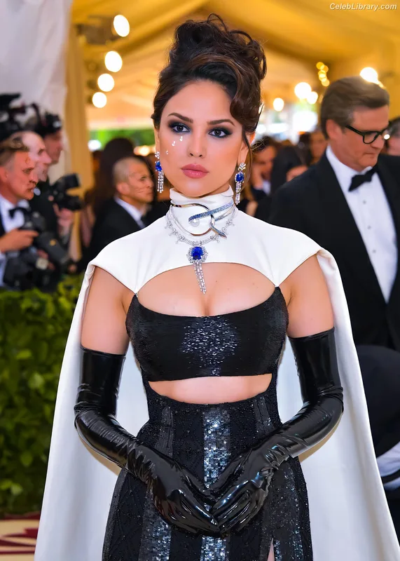 Eiza Gonzalez photo 21 of 1935