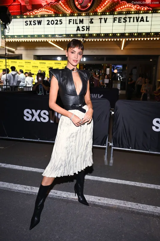 Eiza Gonzalez photo 21 of 1935