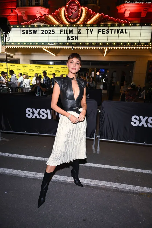 Eiza Gonzalez photo 1 of 1935