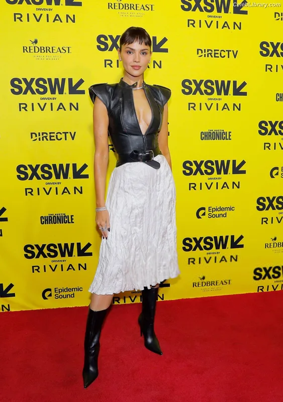 Eiza Gonzalez photo 7 of 1935