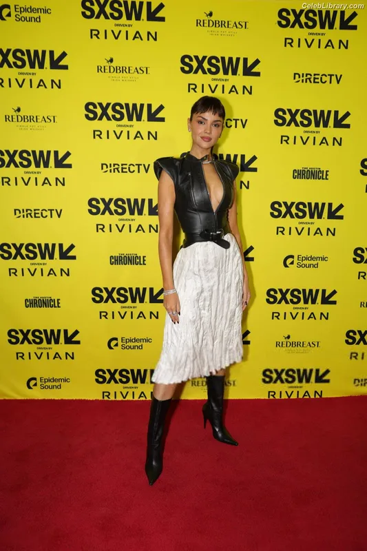 Eiza Gonzalez photo 10 of 1935