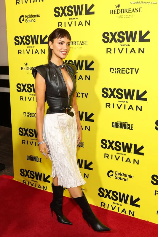 Eiza Gonzalez photo 15 of 1935