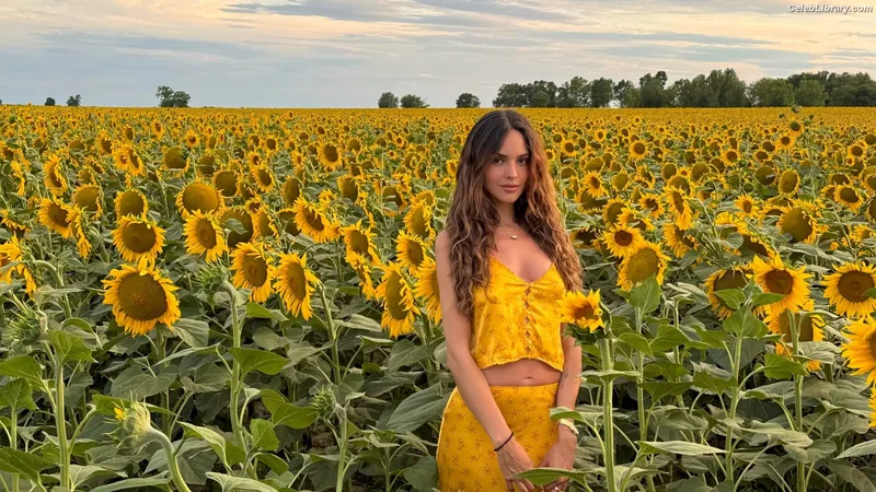 Eiza Gonzalez photo 2 of 1935