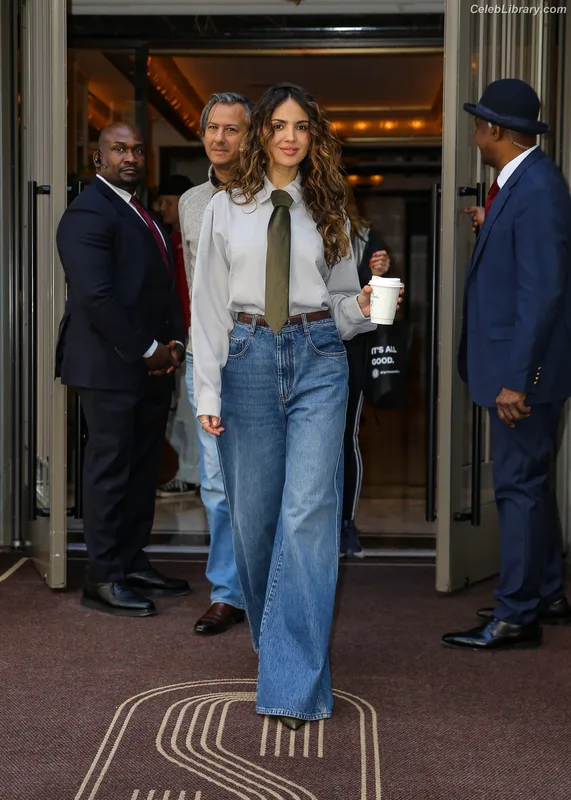 Eiza Gonzalez photo 24 of 1935