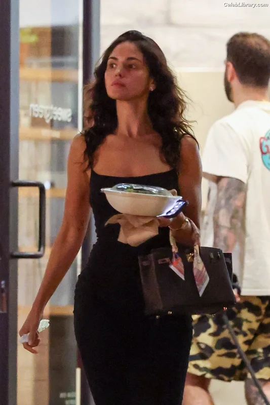 Eiza Gonzalez photo 12 of 1935