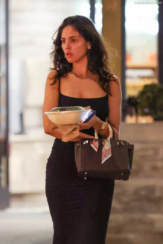 Eiza Gonzalez photo 17 of 1935