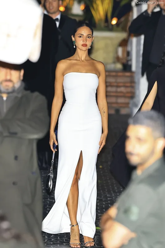 Eiza Gonzalez photo 1 of 1935