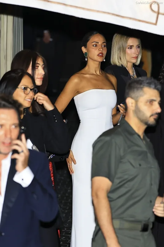Eiza Gonzalez photo 3 of 1935