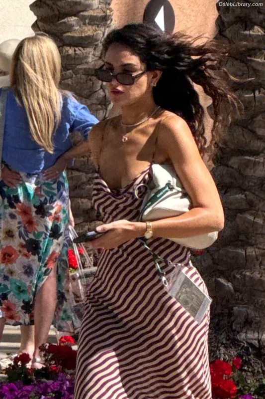 Eiza Gonzalez photo 8 of 1935