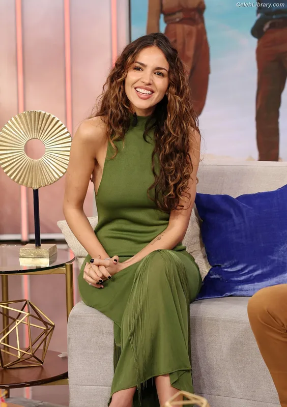 Eiza Gonzalez photo 11 of 1935