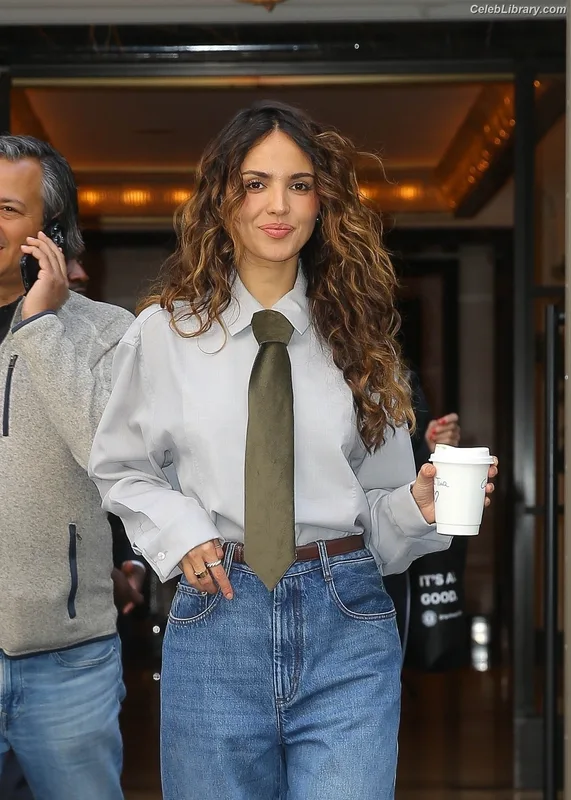 Eiza Gonzalez photo 23 of 1935