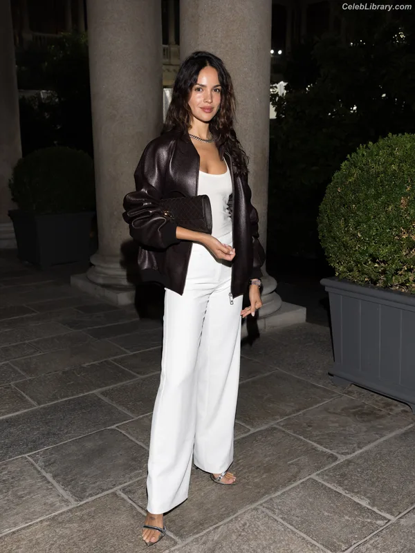Eiza Gonzalez photo 8 of 1935