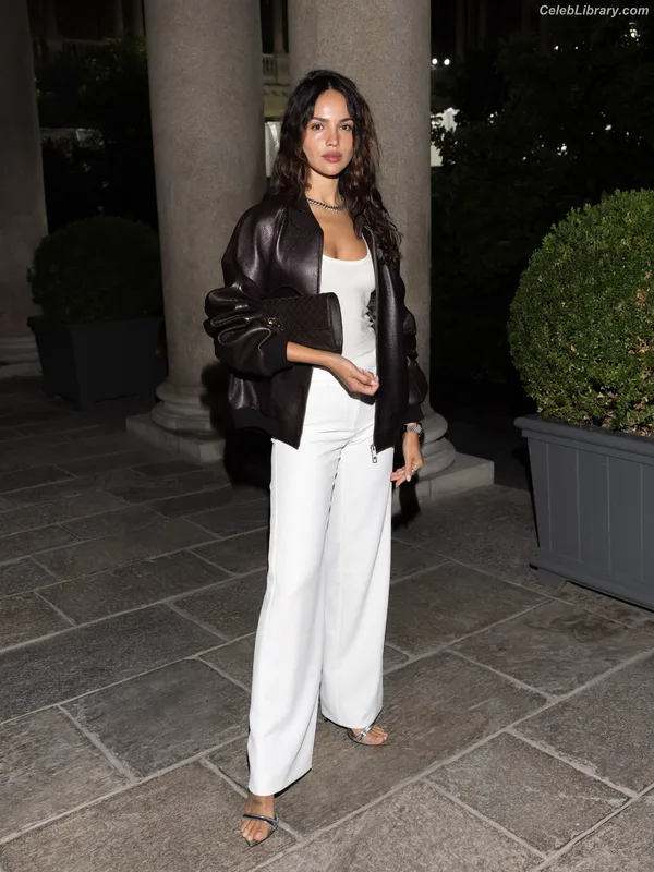 Eiza Gonzalez photo 16 of 1935